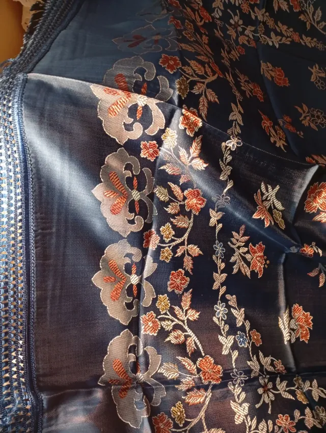 Colcha de seda azul e dourada