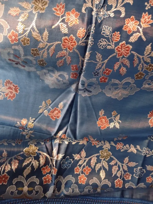 Colcha de seda azul e dourada