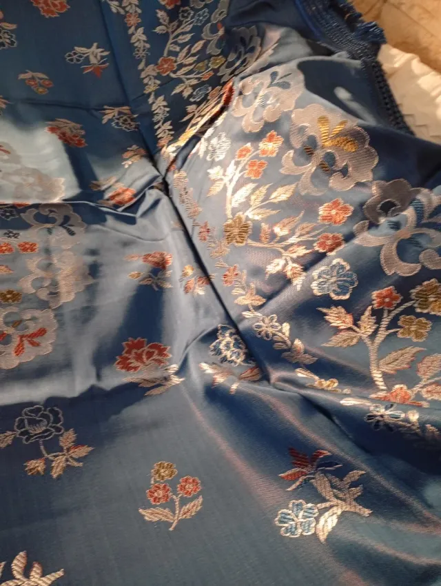 Colcha de seda azul e dourada