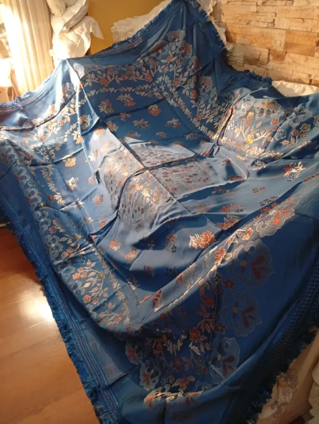 Colcha de seda azul e dourada