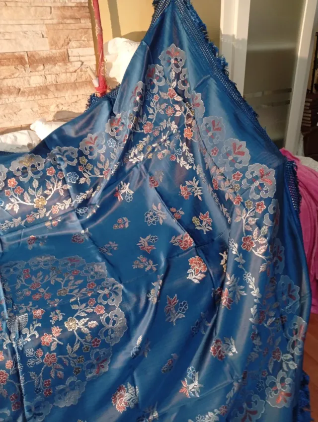 Colcha de seda azul e dourada