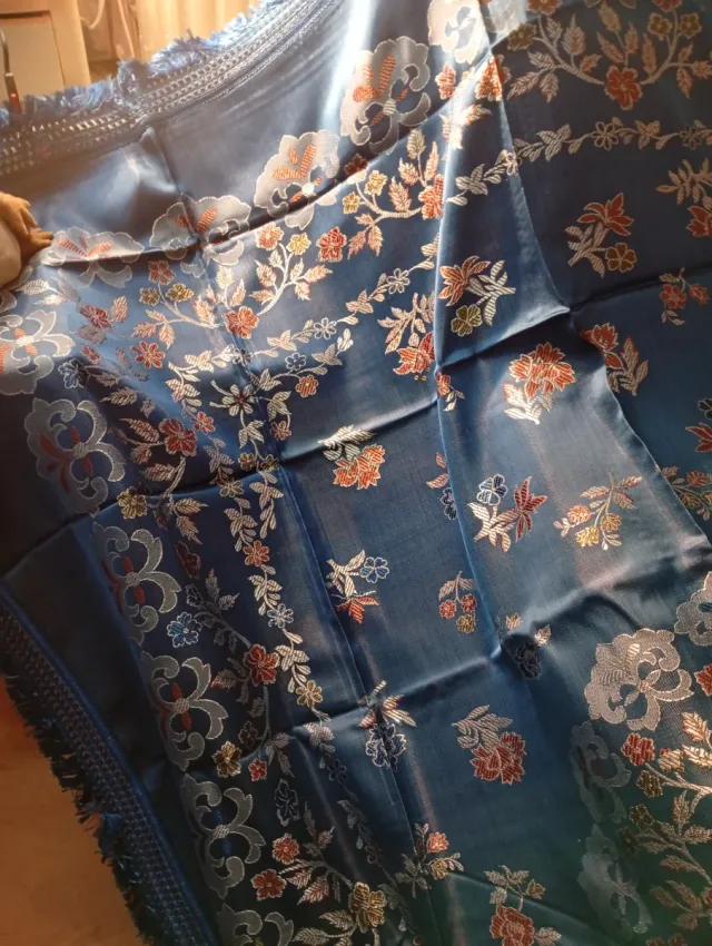 Colcha de seda azul e dourada