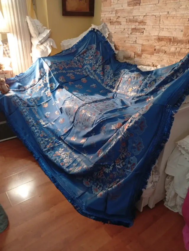 Colcha de seda azul e dourada