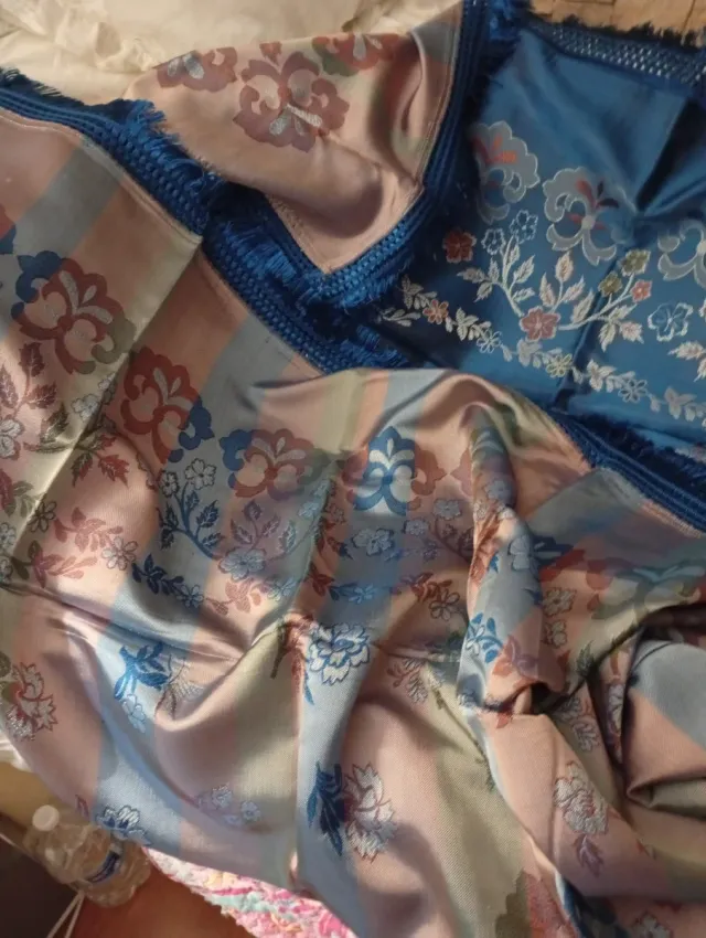 Colcha de seda azul e dourada