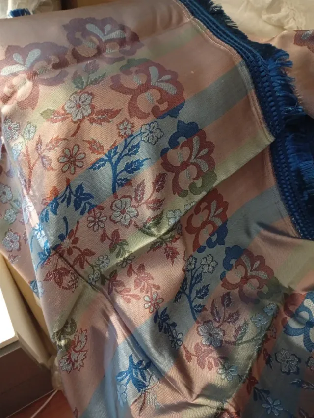 Colcha de seda azul e dourada