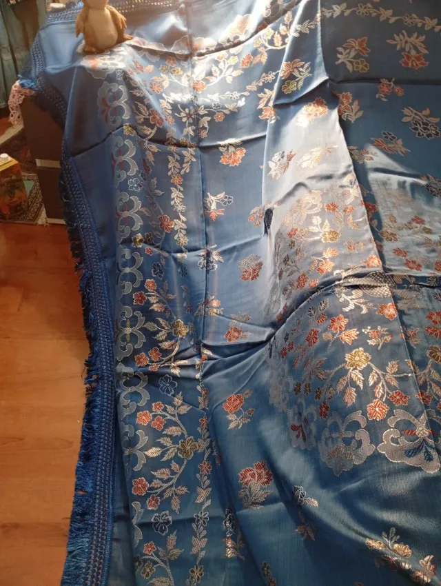 Colcha de seda azul e dourada