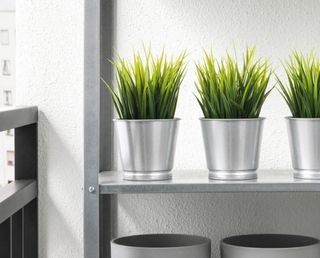 Planta artificial decorativa en maceta negra