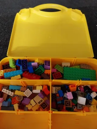 Valigetta LEGO con mattoncini