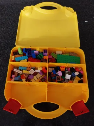 Valigetta LEGO con mattoncini