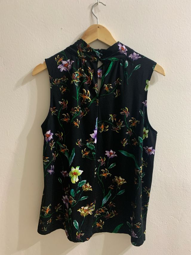 Camiseta floral sin mangas con cuello alto