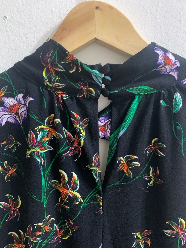 Camiseta floral sin mangas con cuello alto