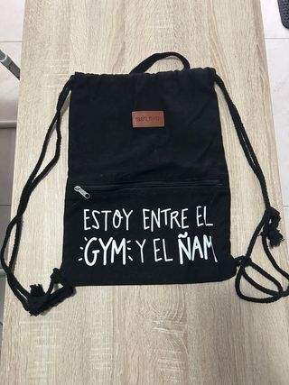 Mochila tipo bolsa negra con cremallera