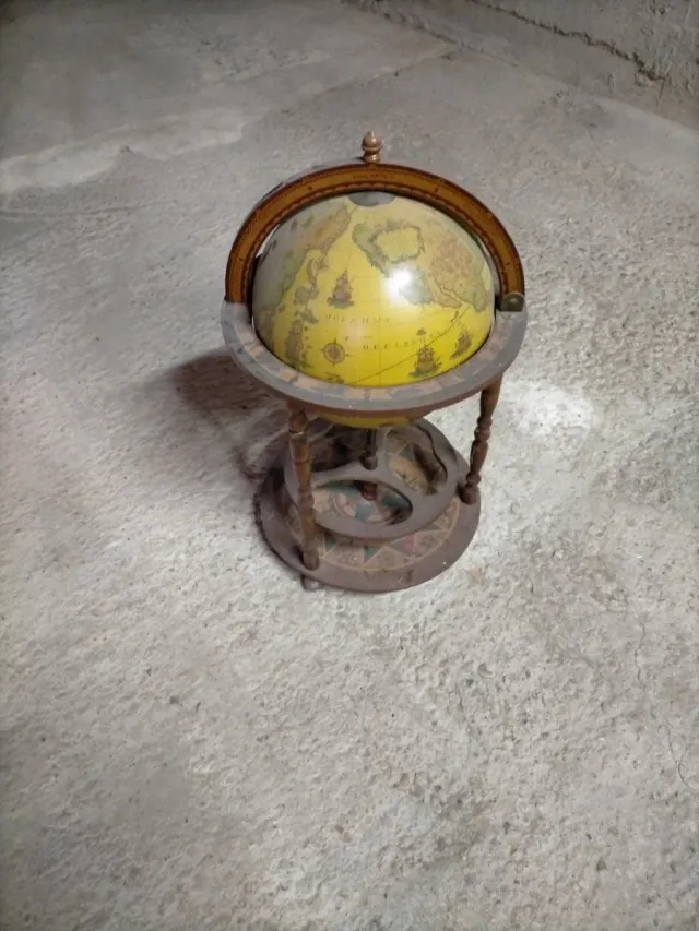 Globo terráqueo botellero madera y metal