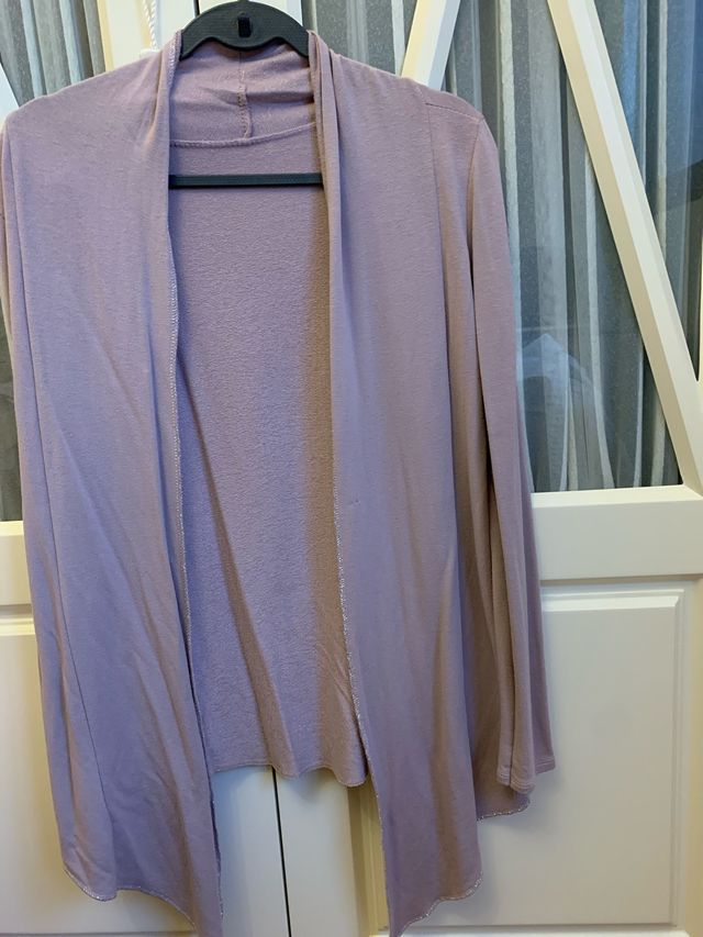 Chaqueta rosa palo con pespunte plateado.