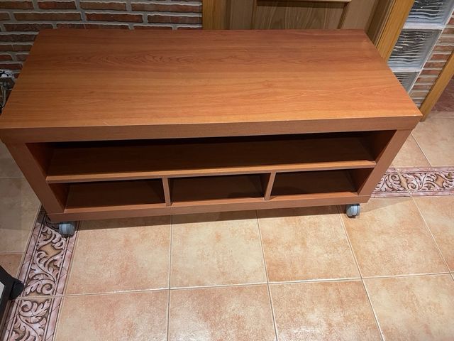 Mesa TV madera con ruedas