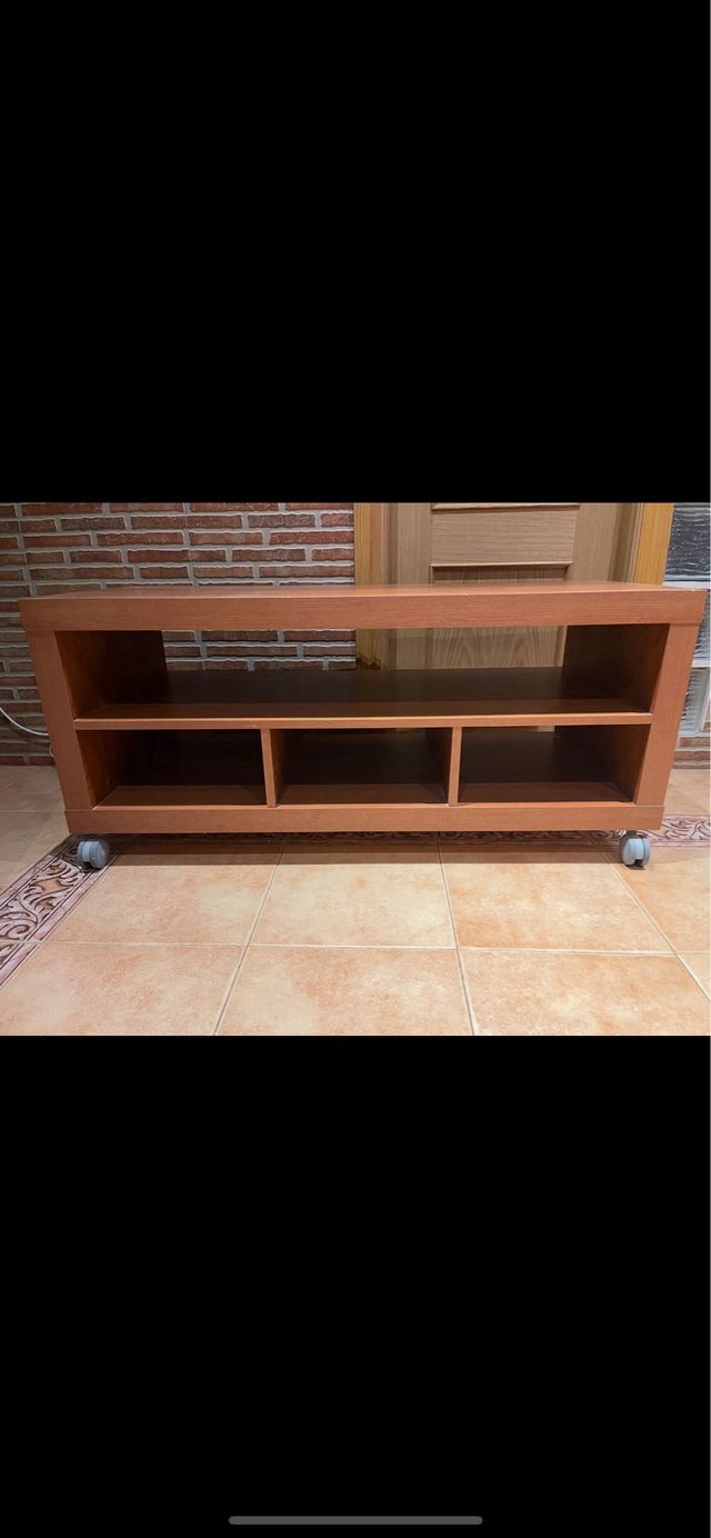 Mesa TV madera con ruedas