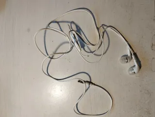 Auriculares con cable blancos