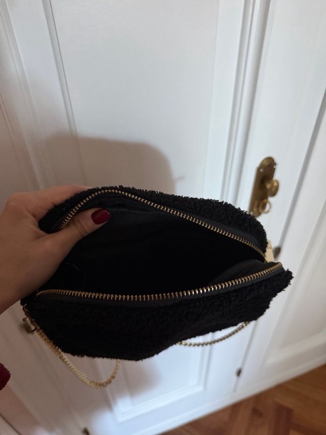 Bolso negro pelo oveja cadena dorada