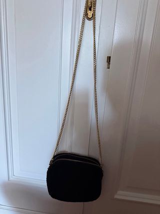 Bolso negro pelo oveja cadena dorada