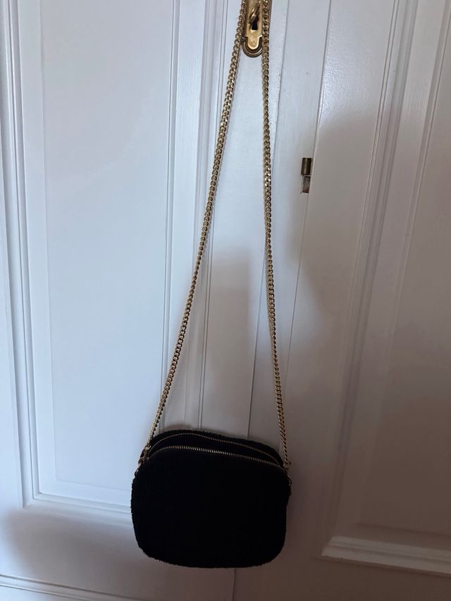Bolso negro pelo oveja cadena dorada