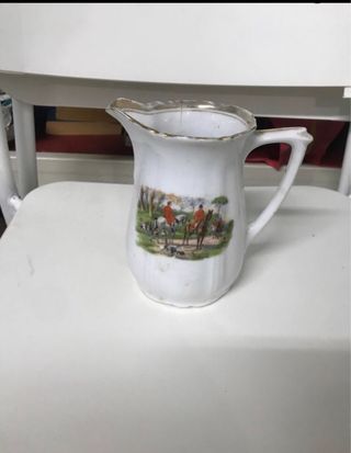 Jarra antigua de porcelana con escena