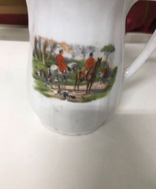 Jarra antigua de porcelana con escena