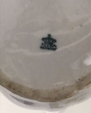 Jarra antigua de porcelana con escena