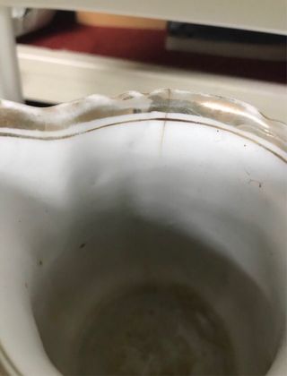 Jarra antigua de porcelana con escena