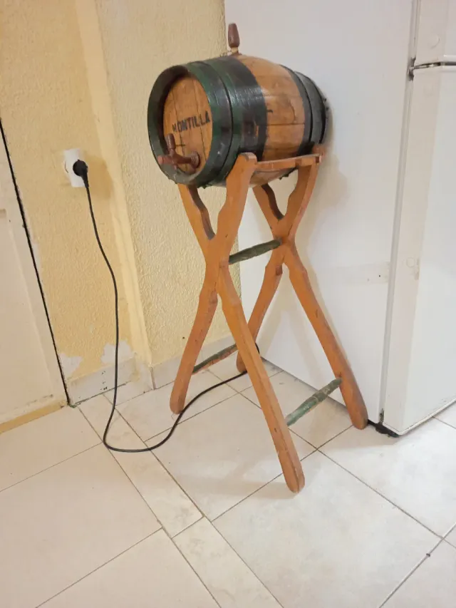Barril de vino Montilla con soporte