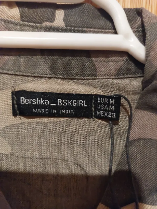 Camisa sin mangas Bershka camuflaje Talla S