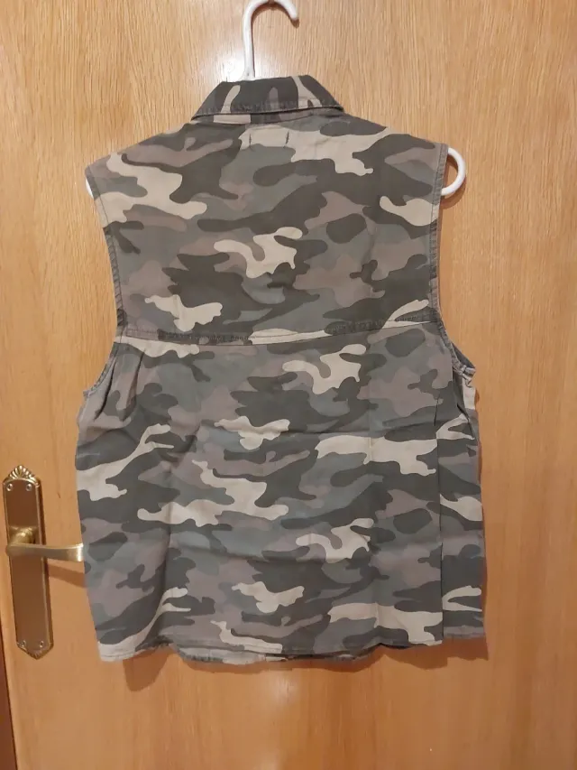 Camisa sin mangas Bershka camuflaje Talla S