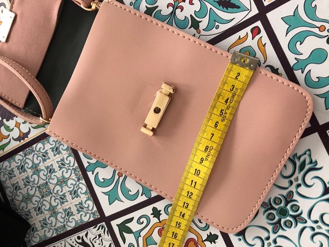 Bolso para móvil color rosa maquillaje.