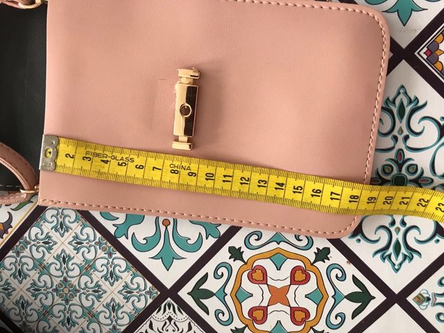 Bolso para móvil color rosa maquillaje.