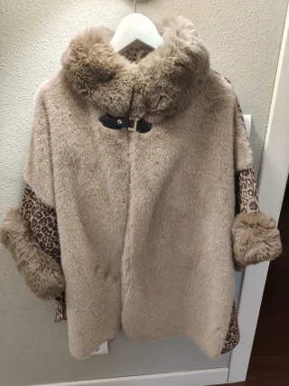 Capa Beige con Estampado Animal Print