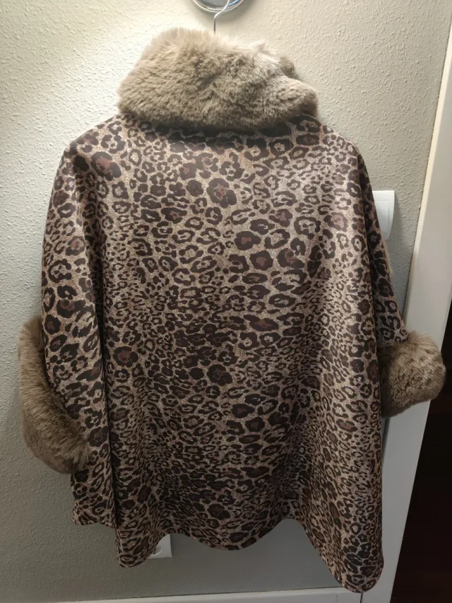Capa Beige con Estampado Animal Print