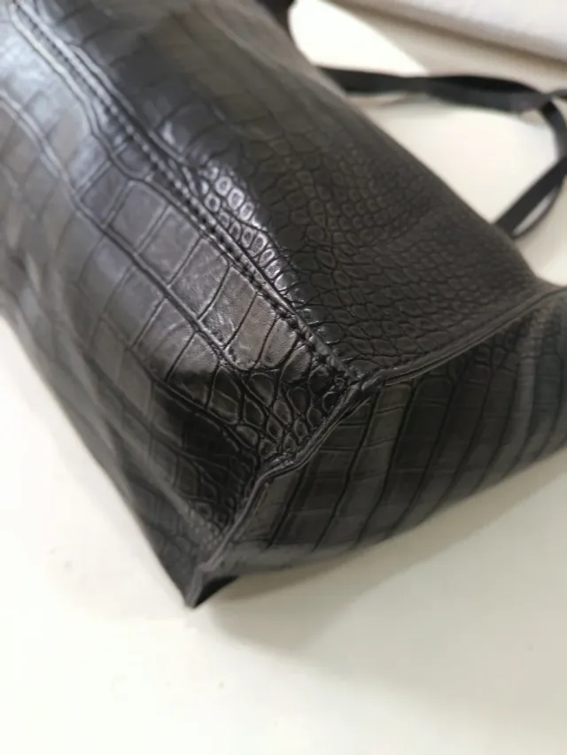 Borsa Tote Guess Nero in Effetto Coccodrillo