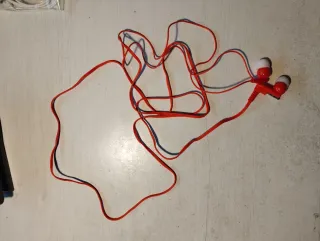 Auriculares con cable rojos y blancos