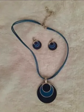 Juego colgante y pendientes azul