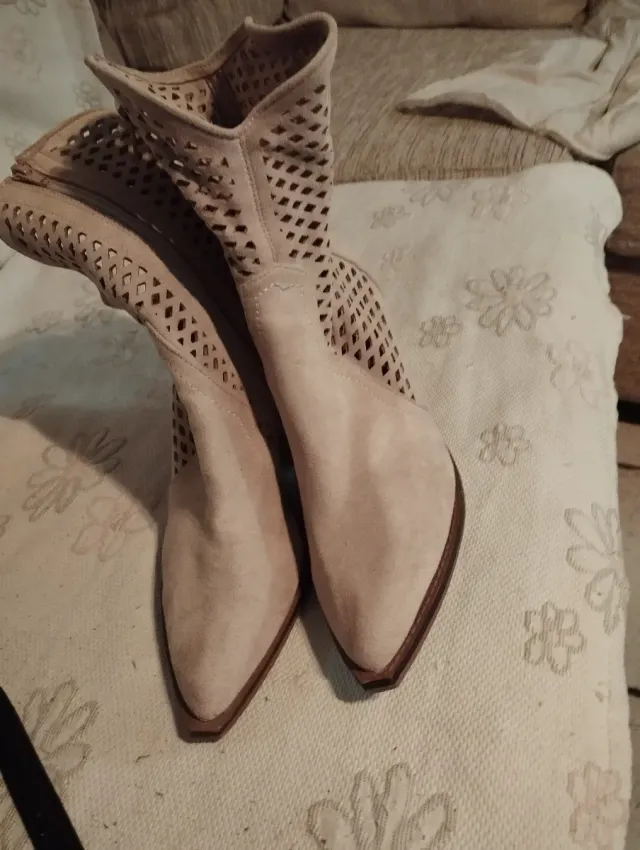 Botines Beige Adornos Calados