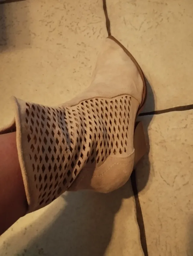 Botines Beige Adornos Calados