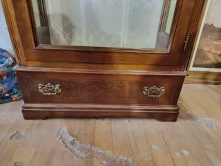 ANTIGUA VITRINA CON ESTANTES DE CRISTAL Y CAJÓN