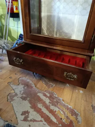 ANTIGUA VITRINA CON ESTANTES DE CRISTAL Y CAJÓN