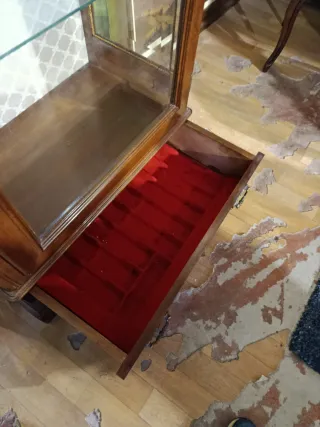 ANTIGUA VITRINA CON ESTANTES DE CRISTAL Y CAJÓN