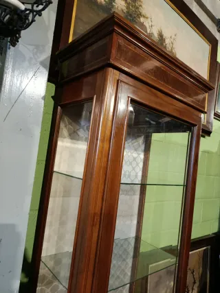 ANTIGUA VITRINA CON ESTANTES DE CRISTAL Y CAJÓN