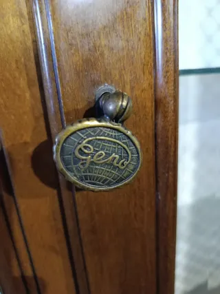 ANTIGUA VITRINA CON ESTANTES DE CRISTAL Y CAJÓN