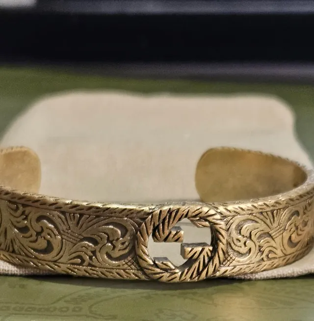 Pulsera Gucci GG Dorada Grabada