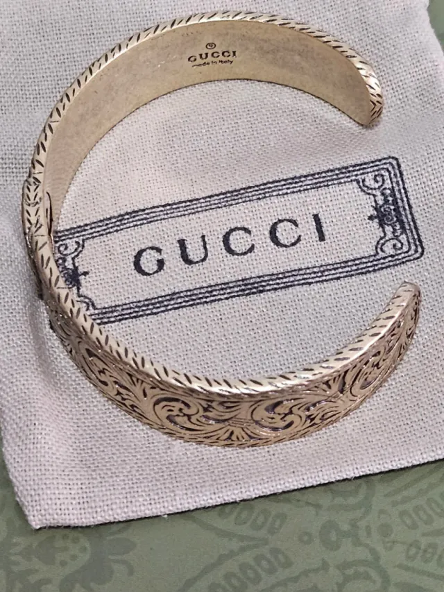 Pulsera Gucci GG Dorada Grabada