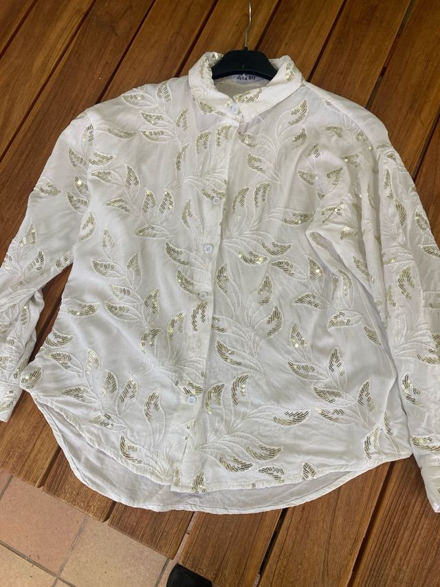 Camisa boho blanca con detalles dorados