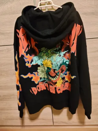 Sudadera negra con estampado multicolor
