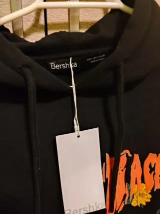 Sudadera negra con estampado multicolor